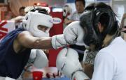 公開スパーリングで右ストレートを決める長谷川(撮影・築山幸雄)