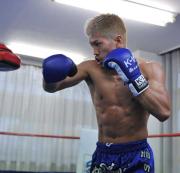 ミット打ちで右フックを打つ城戸(撮影・森本隆)