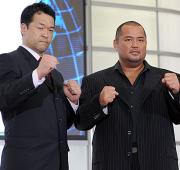 対戦を控えポーズを取る立川隆史(左)と榎田洸之(撮影・水谷安孝)