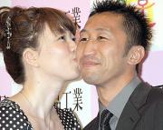 真弓夫人からキスを受ける内藤大助