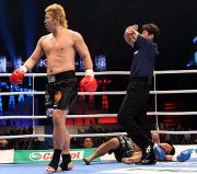 ２回、武蔵（左）は沢屋敷から３度目のダウンを奪う（撮影・神戸崇利）