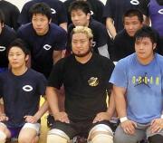 中大レスリング部後輩に囲まれ３冠奪取に闘志を燃やす諏訪魔（前列中央）