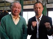 嶋田雄大（右）は日本人最高齢での世界王座の奪取を目指す。左は米倉会長