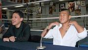 07年9月、会見する亀田興毅(右)と金平会長