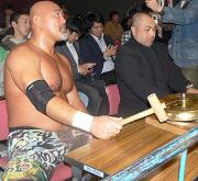武藤は試合後にゴングを鳴らしてブードゥーマーダーズに制止を呼びかけた