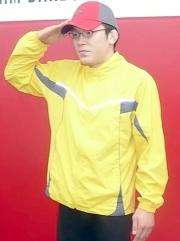 会見後、永田裕志の定番「敬礼ポーズ」を見せる青木真也