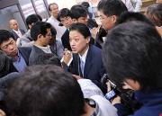 後楽園ホールを訪れ報道陣に囲まれる協栄ジムの金平会長