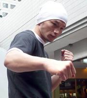 会見終了後にファイティングポーズを見せる宇野薫