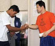 予備検診を終え握手するホセ・アルファロ(左)と挑戦者の小堀佑介