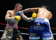 3回、左フックでアルファロ(右)から最初のダウンを奪う小堀