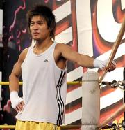 公開練習を終えたたずむイケメンＫ１戦士の上松（撮影・栗山尚久）