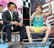TBS系列の番組収録に臨んだ秋山成勲。右ははるな愛(撮影・小沢裕)