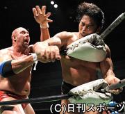 タッグ戦でブキャナン（左）からコーナーに投げつけられる小橋