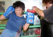 鋭いアッパーを打ち込む富樫直美（撮影・神戸崇利）