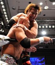 コーナーに追い込んだ武藤(手前)に右エルボーをぶちかます小島
