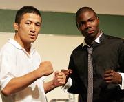 会見でファイティングポーズを決めるアンディ・オロゴン(右)と中村大介