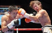 １０回、清水（右）に強烈な左フックを放つ内藤（撮影・中島郁夫）