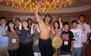 記者会見に集まったファンに囲まれポーズを取るＧ１前年度優勝者の棚橋