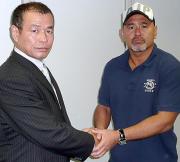 握手を交わす和術慧舟会の西良典代表(左)と武藤敬司(撮影・山田大介)