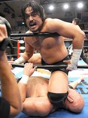 武藤（下）をひざで押さえつけ叫ぶ後藤（撮影・小沢裕）