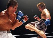 ３回、五味（右）のハイキックが房をとらえるが、ＫＯ勝利はならなかった