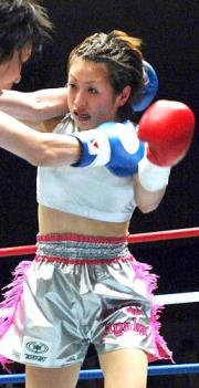 西田久美子（左）に判定勝ちした宮尾綾香（撮影・藤田啓輔）