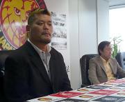 会見で事故の謝罪をする天山広吉(左)。右は菅林直樹社長