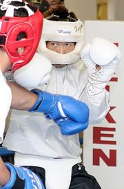 公開スパーリングを行った長谷川穂積（撮影・神戸崇利）