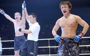 五味(右)はセルゲイ・ゴリアエフに判定負けし悔しそうな表情を見せる