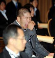 ＤＲＥＡＭ入りを決めて一安心？　石井は秋の褒章伝達式会場で大あくび