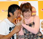 椿姫の持つハンバーガーにかぶりつく内藤大助(撮影・下田雄一)