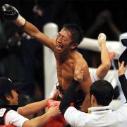 TKO勝ちで防衛に成功した内藤は、コーナーに登り絶叫、拳を突き上げた
