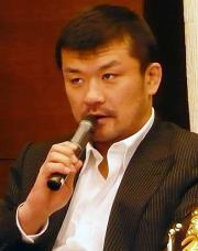 厳しい表情で意気込みを語る吉田