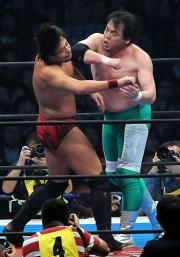 中邑にエルボーを打ち込む三沢