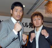 チャンピオン沼田（右）に挑戦する中川（撮影・酒井清司）