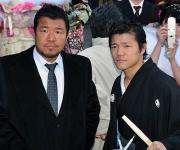 葛飾区の成人式に出席し新成人に囲まれる亀田大毅(右)と父史郎氏