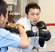 軽快にミット打ちを行う粟生隆寛（撮影・中島郁夫）