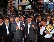 記念撮影に臨む、前列左から滝本誠、石井慧、吉田秀彦、北岡悟ら