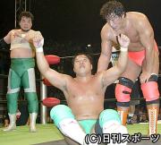 02年7月、ガッツポーズする浅子覚(中央)。左は三沢さん、右は小橋