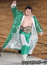 04年7月、GHCタッグ選手権試合でベルトを巻き入場する三沢さん