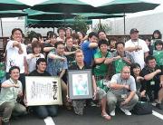 「三沢選手をしのぶ集い」に参加したファンが、ノア戦士と三沢さんを追悼