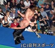 斎藤彰俊（下）にラリアットを見舞う森嶋猛（撮影・神戸崇利）