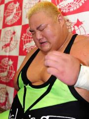 ドーリングに投げられた浜は、敗戦に悔しそうな表情（撮影・森本隆）