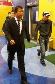 処分解除の申請を終えた亀田史郎氏(中央)。右が次男大毅、奥が三男和毅
