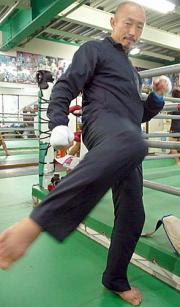 得意のローキックを披露する武田