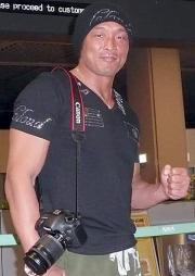 動画撮影可能なカメラを肩にかけ、初の単独海外武者修行に意気込む秋山