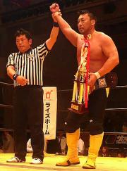 ４年８カ月ぶりにタイトルを獲得した川田利明（右）