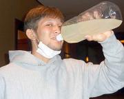 計量を終え、笑顔でドリンクを飲む山本（撮影・浜本卓也）