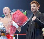 引退セレモニーで魔裟斗から花束を受け取った武田(撮影・神戸崇利)