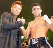 優勝したペトロシアン(右)に対戦を直訴した魔裟斗はがっちりと握手